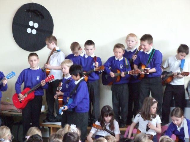 massed_y4_guitarists_08_1