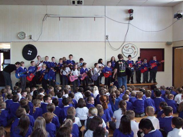 massed_y4_guitarists_08_2