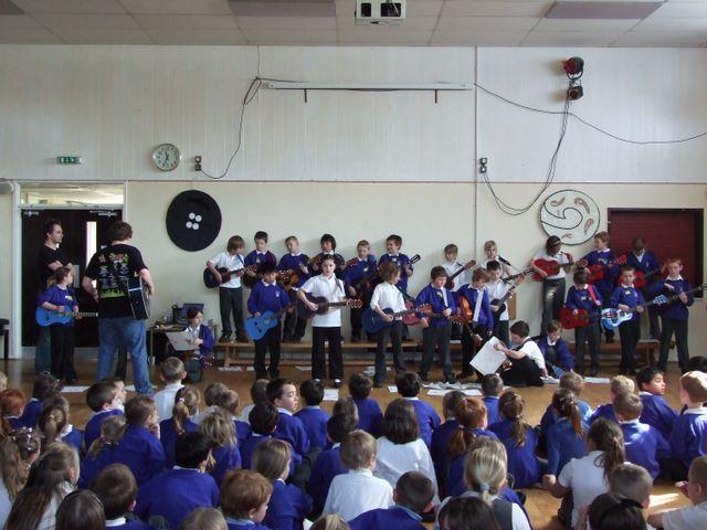 massed_y4_guitarists_08_3